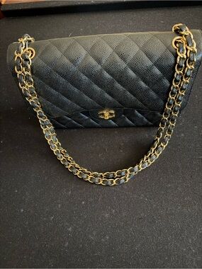 CHANEL Black Quilted Shoulder Bag with Gold Chain